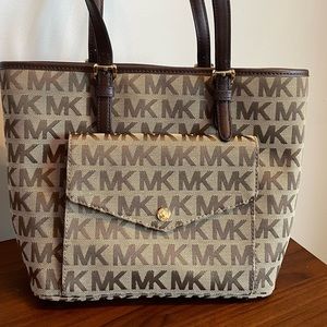 NWOT Michael Kors shoulder bag. Never used. Excellent condition.